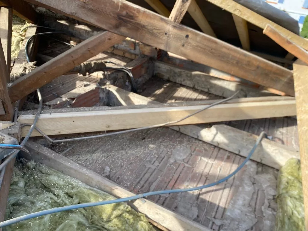 Charpente en bois inspectée par un charpentier à Lutry
