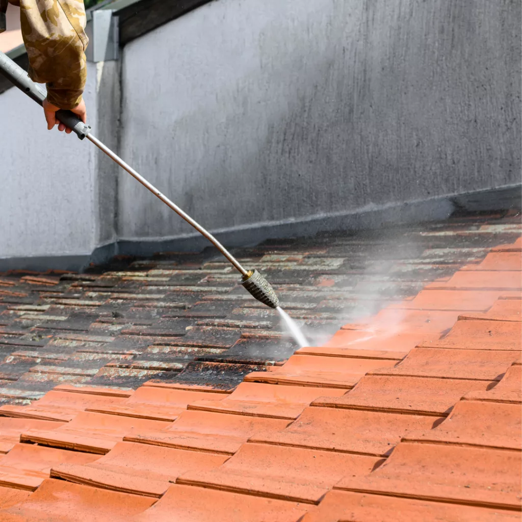 Nettoyage et démoussage d’une toiture en tuiles à Lutry