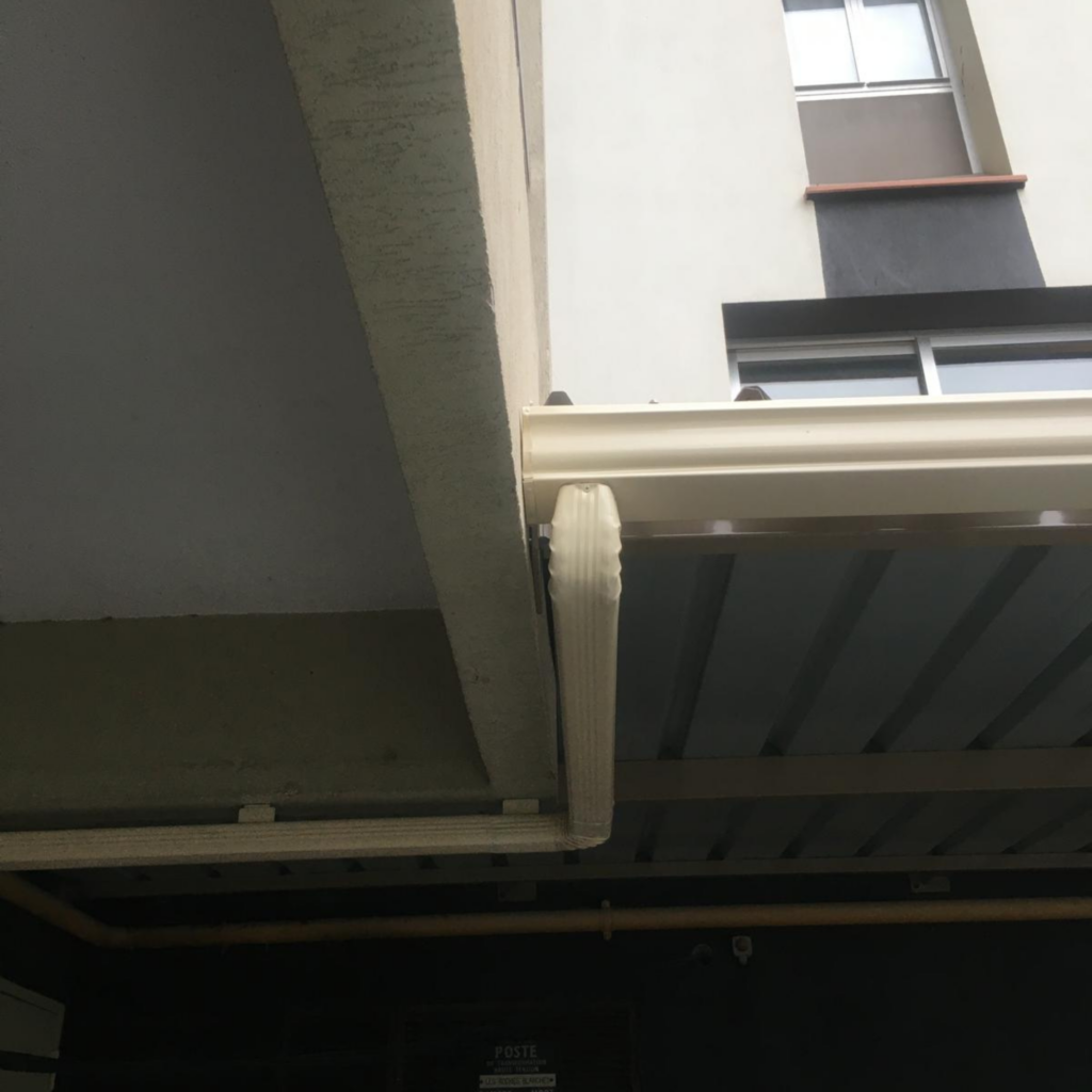 Pose de chéneaux et travaux de ferblanterie sur une toiture en Lavaux