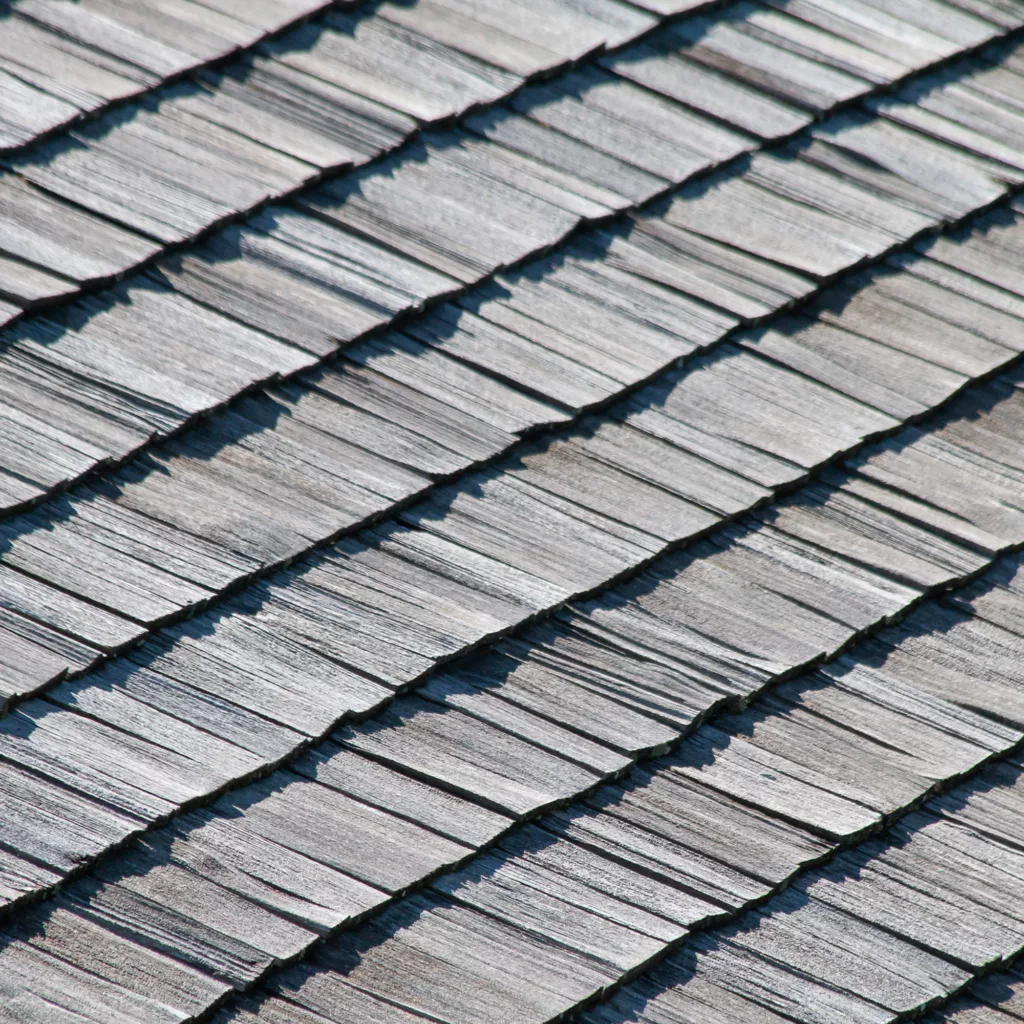 Toiture en tavillons de bois traditionnelle en Suisse romande